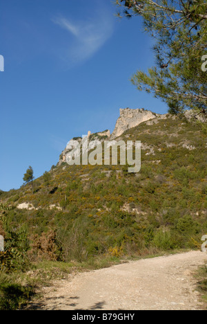 La via che conduce al XII secolo il castello moresco, Vall de Gallinera, Marina Alta, Provincia di Alicante, Comunidad Valenciana, Spagna Foto Stock