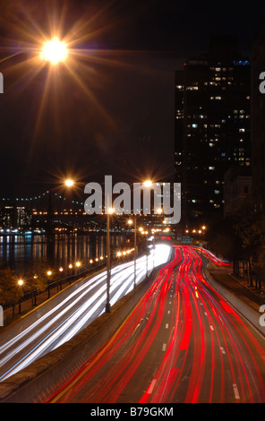 Traffico sfocata di notte sul FDR Drive nella città di New York New York STATI UNITI D'AMERICA Foto Stock