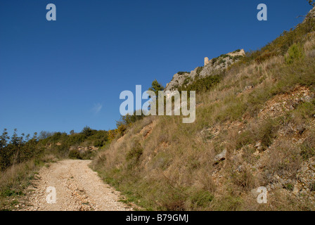 La via che conduce al XII secolo il castello moresco, Vall de Gallinera, Marina Alta, Provincia di Alicante, Comunidad Valenciana, Spagna Foto Stock