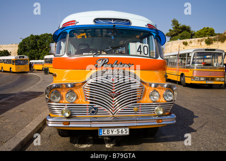 I mezzi di trasporto pubblico bus, parcheggiato presso il bus terminus, Valletta, Malta Foto Stock