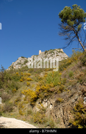 La via che conduce al XII secolo il castello moresco, Vall de Gallinera, Marina Alta, Provincia di Alicante, Comunidad Valenciana, Spagna Foto Stock