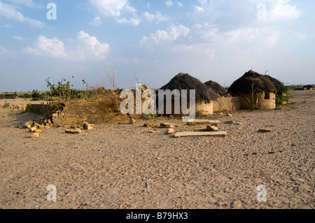 Il villaggio sul deserto di Thar. Jaisalmer. Il Rajasthan. India. Foto Stock