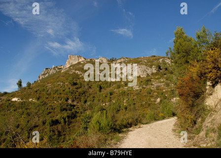 La via che conduce al XII secolo il castello moresco, Vall de Gallinera, Marina Alta, Provincia di Alicante, Comunidad Valenciana, Spagna Foto Stock