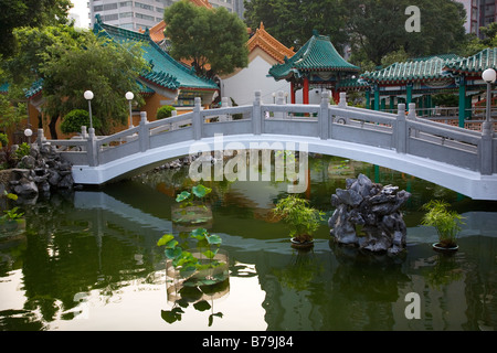 Il cinese Fortuna acqua giardino riflessione ponte Wong Tai Sin Tempio Taoista Kowloon Hong Kong Foto Stock