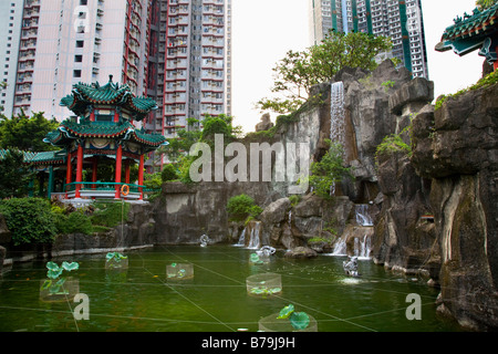 Il cinese buona fortuna giardino acqua alta edifici di appartamenti Wong Tai Sin Tempio Taoista Kowloon Hong Kong Foto Stock