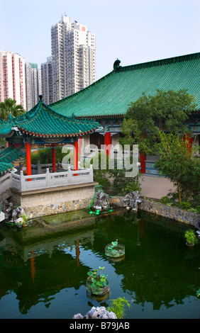 Red Pavilion buona fortuna acqua giardino riflessione Wong Tai Sin buddista di Tempio Taoista Kowloon Hong Kong marchi rimosso Foto Stock