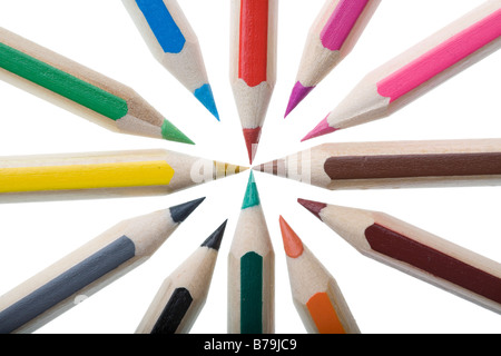 Matite colorate in formazione stellare isolata contro uno sfondo bianco Foto Stock