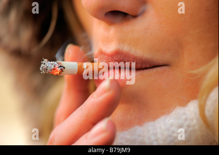 Giovane donna di fumare Foto Stock