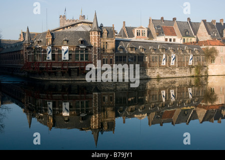 Architettura medievale della città belga di Gand si riflette nel canale Foto Stock