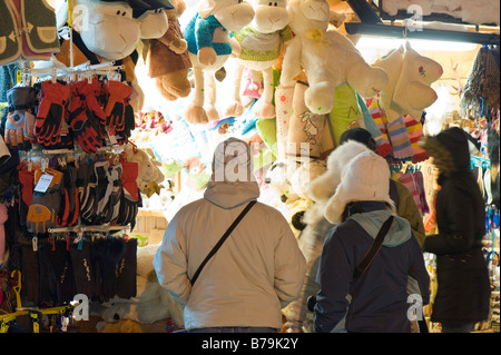 La gente lo shopping al mercato locale Zakopane Monti Tatra Regione di Podhale Polonia Foto Stock