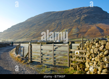 Walker in pista a testa Wasdale, dominato da Yewbarrow, Parco Nazionale del Distretto dei Laghi, Cumbria, England Regno Unito Foto Stock