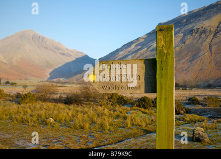 Sentiero segno alla testa Wasdale, con grande timpano in distanza, Parco Nazionale del Distretto dei Laghi, Cumbria, England Regno Unito Foto Stock