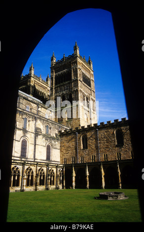 La torre della Cattedrale di Durham. La cattedrale romanica è visto dal chiostro. Foto Stock