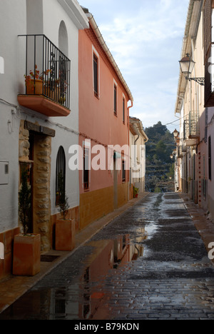 Village Street scene in inverno, Beniaia, Vall d'Alcala, Marina Alta, Provincia di Alicante, Comunidad Valenciana, Spagna Foto Stock