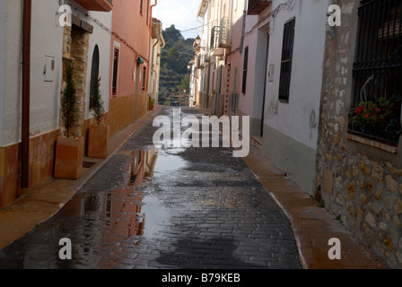 Village Street scene in inverno, Beniaia, Vall d'Alcala, Marina Alta, Provincia di Alicante, Comunidad Valenciana, Spagna Foto Stock