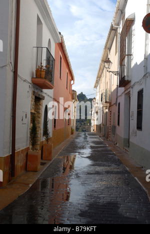 Village Street scene in inverno, Beniaia, Vall d'Alcala, Marina Alta, Provincia di Alicante, Comunidad Valenciana, Spagna Foto Stock