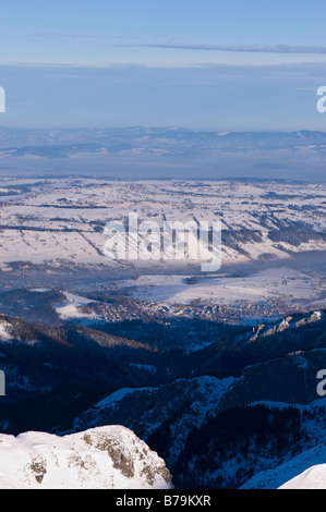 Vista dalla Kasprowy Wierch verso Zakopane Monti Tatra Regione di Podhale Polonia Foto Stock