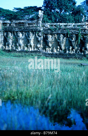 Terrazza degli elefanti, parte delle mura di cinta della città di Angkor Thom- Angkor Wat rovine vicino a Siem Reap, Cambogia Foto Stock