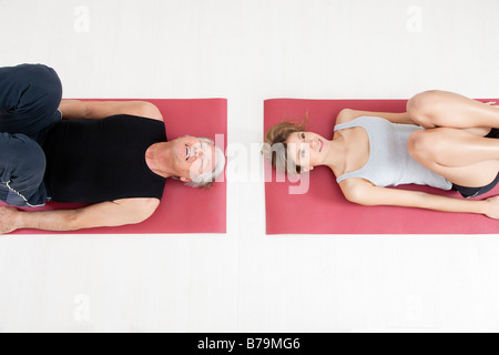 Giovane donna e senior adulto esercizio in palestra Foto Stock