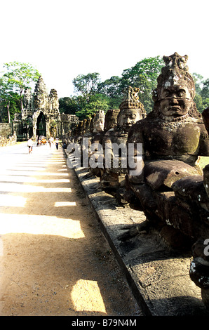 Naga statue sulla vittoria Gate - ingresso sud per la rovina della città di Angkor Thom. Angkor, Cambogia Foto Stock