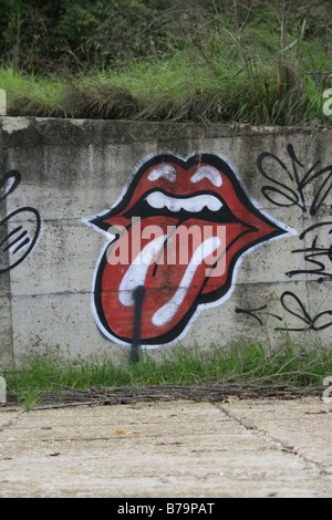 Labbra rosse e lingua i graffiti sulla parete in città città Foto Stock