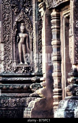 Elaborare sculture a bassorilievo in pietra arenaria rossa del decimo secolo tempio indù di Banteay Srei - Angkor Wat rovine, Cambogia Foto Stock