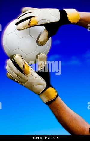 Portieri mani risparmiando la sfera a metà in aria Foto Stock