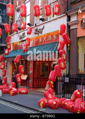 Le lanterne cinesi, per celebrare il capodanno cinese, come essi vengono appesi per le strade di Chinatown, Londra. (45) Foto Stock