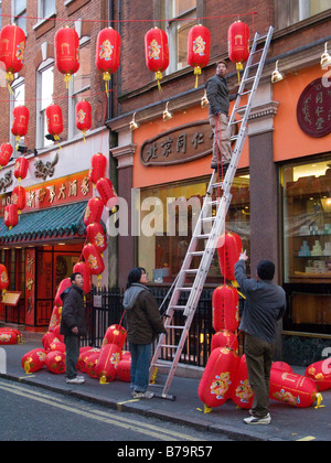 Le lanterne cinesi, per celebrare il capodanno cinese, come essi vengono appesi per le strade di Chinatown, Londra. (45) Foto Stock