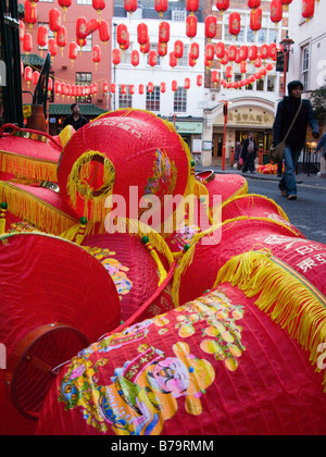 Le lanterne cinesi, per celebrare il capodanno cinese, prima che essi vengano appesi nelle strade di Chinatown, Londra. (45) Foto Stock