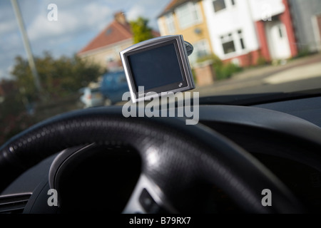 Un satellitare Tom Tom dispositivo di navigazione su di un parabrezza di automobile. Foto Stock