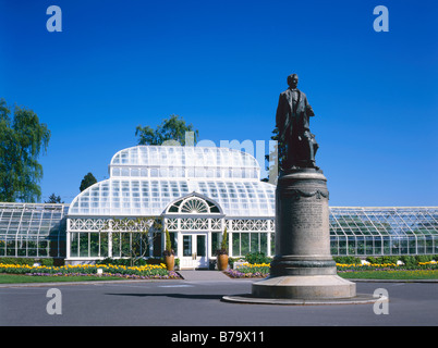 WASHINGTON - William Henry Seward statua e il volontario Park Conservatory in Seattle. Foto Stock