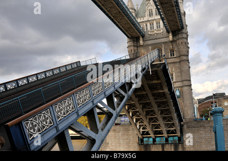 Il Tower Bridge con carreggiata sollevato Londra Inghilterra REGNO UNITO Foto Stock