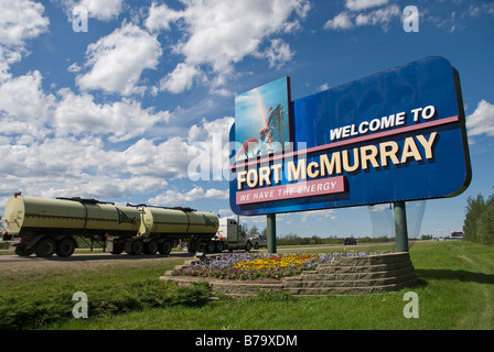 Un segno di benvenuto saluta traffico che viaggia in Fort McMurray, Alberta, Canada. Foto Stock