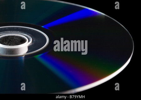 In prossimità di una sezione di un fustellato Blu ray Disc blu con raggi di rifrazione su sfondo nero Foto Stock