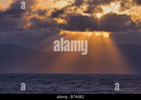 HDR tonemapped tramonto streaming di luce attraverso le nuvole sopra il lago Tahoe Foto Stock