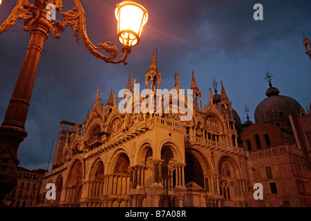 Illuminata Basilica di San Marco a Venezia, Italia e Europa Foto Stock
