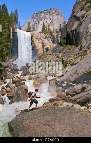 Un uomo escursionismo nel Parco Nazionale di Yosemite da primaverile cade in California Foto Stock