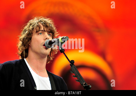 Johnny Borrell dei Razorlight eseguendo in scena a Londra, Regno Unito Foto Stock