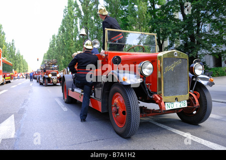 Vigili del fuoco di nostalgia, vecchio motore fire, Leopoldstrasse Street, Monaco di Baviera, Germania, Europa Foto Stock