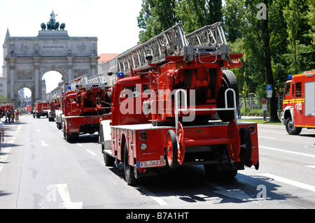 Vigili del fuoco di nostalgia, vecchio motore fire, Siegestor Gate, Monaco di Baviera, Germania, Europa Foto Stock