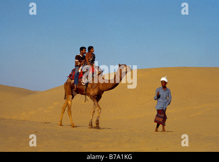 Deserto di Thar India dune di sabbia a Sam famiglia sul cammello Foto Stock