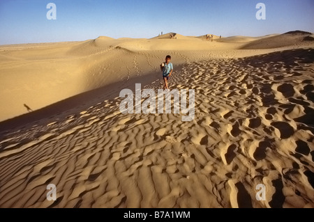 Deserto di Thar India dune a Sam le tracce del cammello e Schoolboy Foto Stock