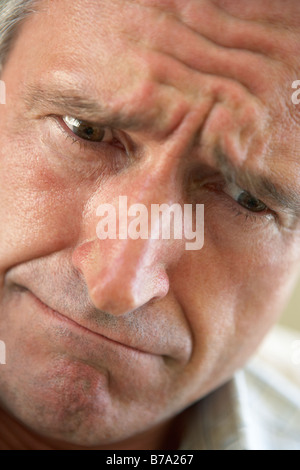 Ritratto di uomo anziano accigliata Foto Stock
