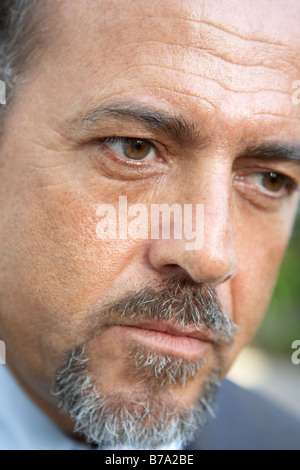 Ritratto di uomo di mezza età cercando gravi Foto Stock