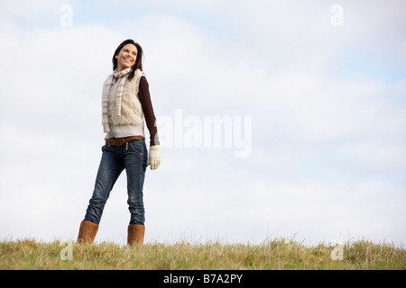 Giovane donna in piedi in posizione di parcheggio Foto Stock