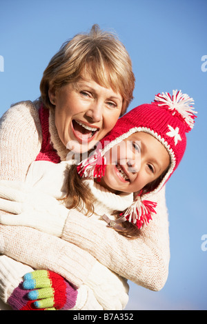 Nonna abbracciando il suo nipote Foto Stock
