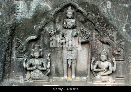 L induismo antico bassorilievo in pietra, grande Trinità o Trimurti con le tre divinità Brahma, Shiva e Vishnu, da sinistra a destra Foto Stock