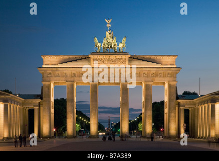 Accesa la Porta di Brandeburgo a Berlino dal lato orientale al crepuscolo Foto Stock