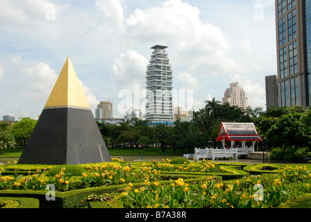 Piramide con un picco dorato nella parte anteriore di un tempio e moderni edifici multipiano, Queens Park, Bangkok, Thailandia, Sud-est asiatico Foto Stock